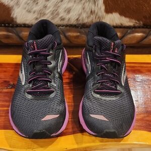 Brooks Women's Athletic Shoes - Black and Pink